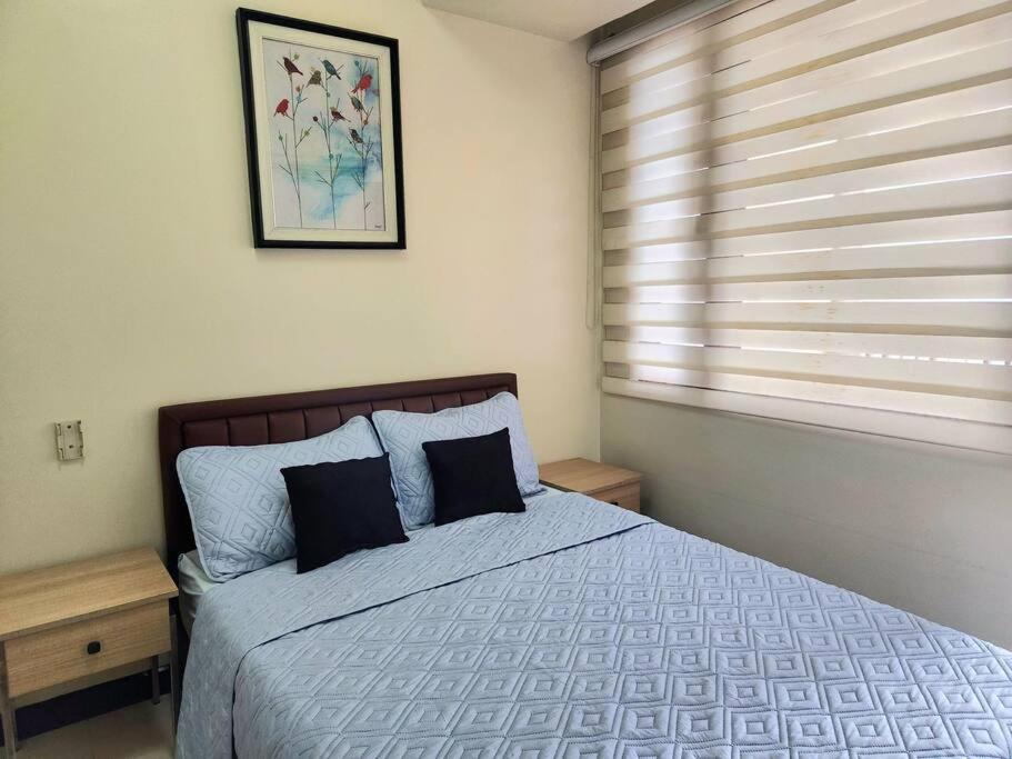 1BR w/balcony GORGEOUS Manila Bay Sunset and Yacht Club View - Hizvo