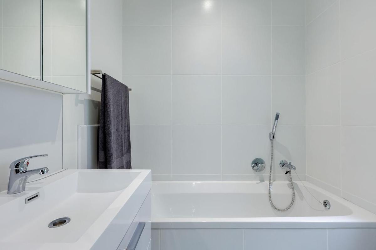 Cosy Butterfly Comforts 2 Bed Top Floor Unit - Housity