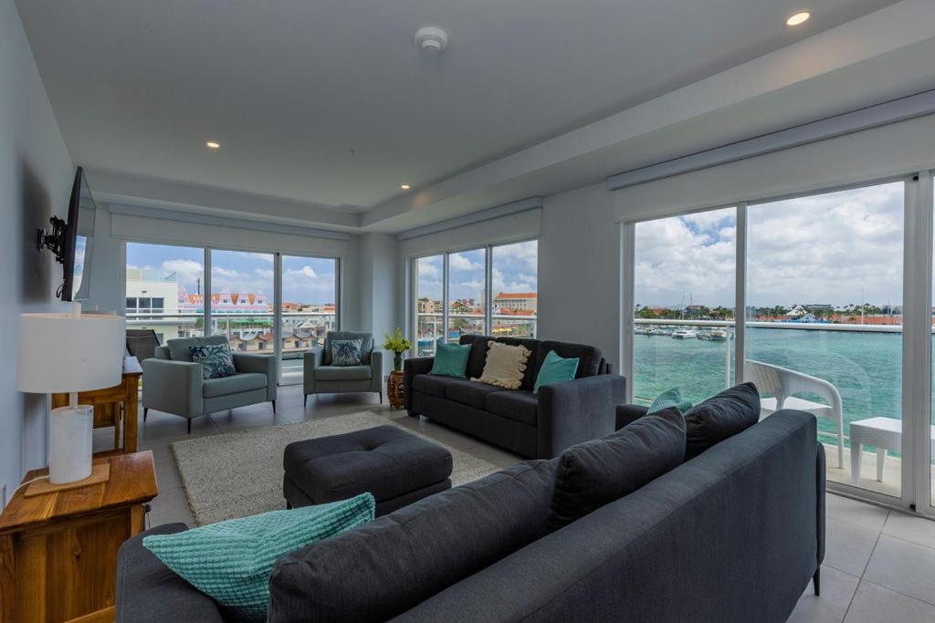 Magnificent 2 Bedroom Corner Condo With The View - Housity