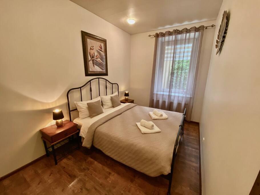 Suitetrails - Courtyard gallery apartment with free parking