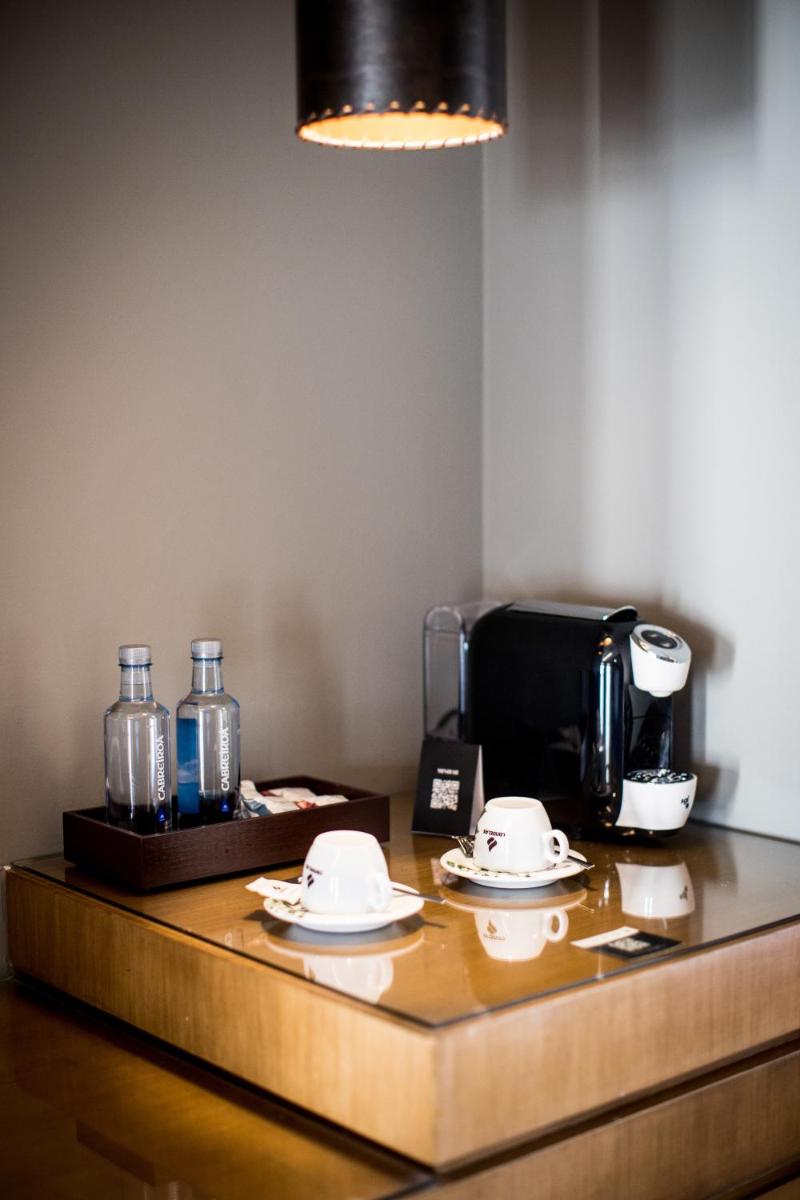Utensilios para hacer té y café en Pazo Los Escudos Hotel Spa & Resort
