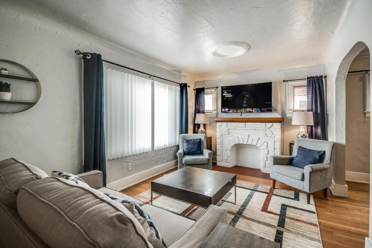 "Elizabeth Lake House" ~Sleeps 7~ Pontiac/GM Exec - Housity