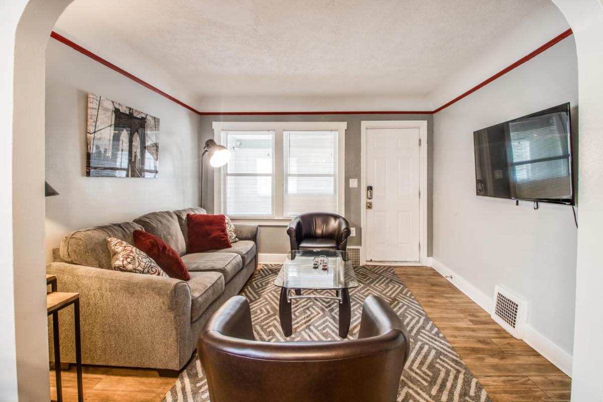 AutoManiac Manor 3B/2Bath Great Location Pontiac! - Housity