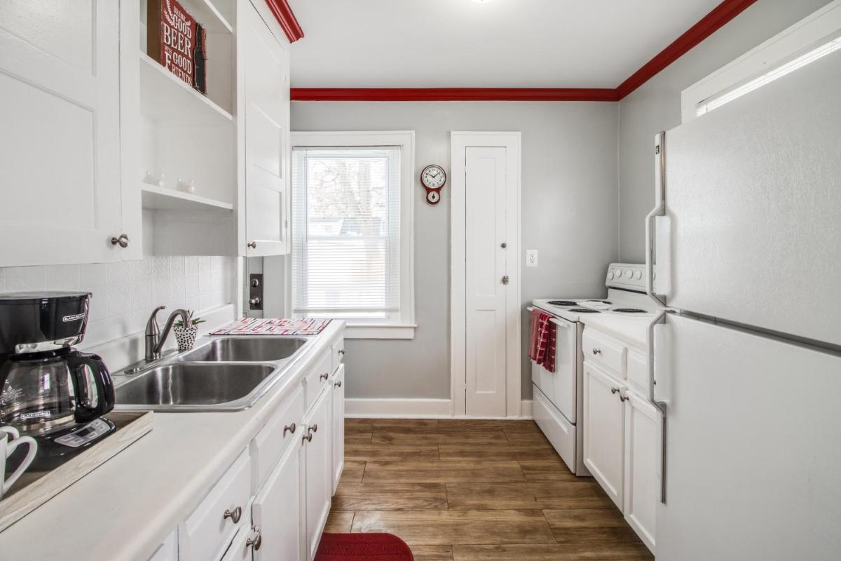 AutoManiac Manor 3B/2Bath Great Location Pontiac! - Housity