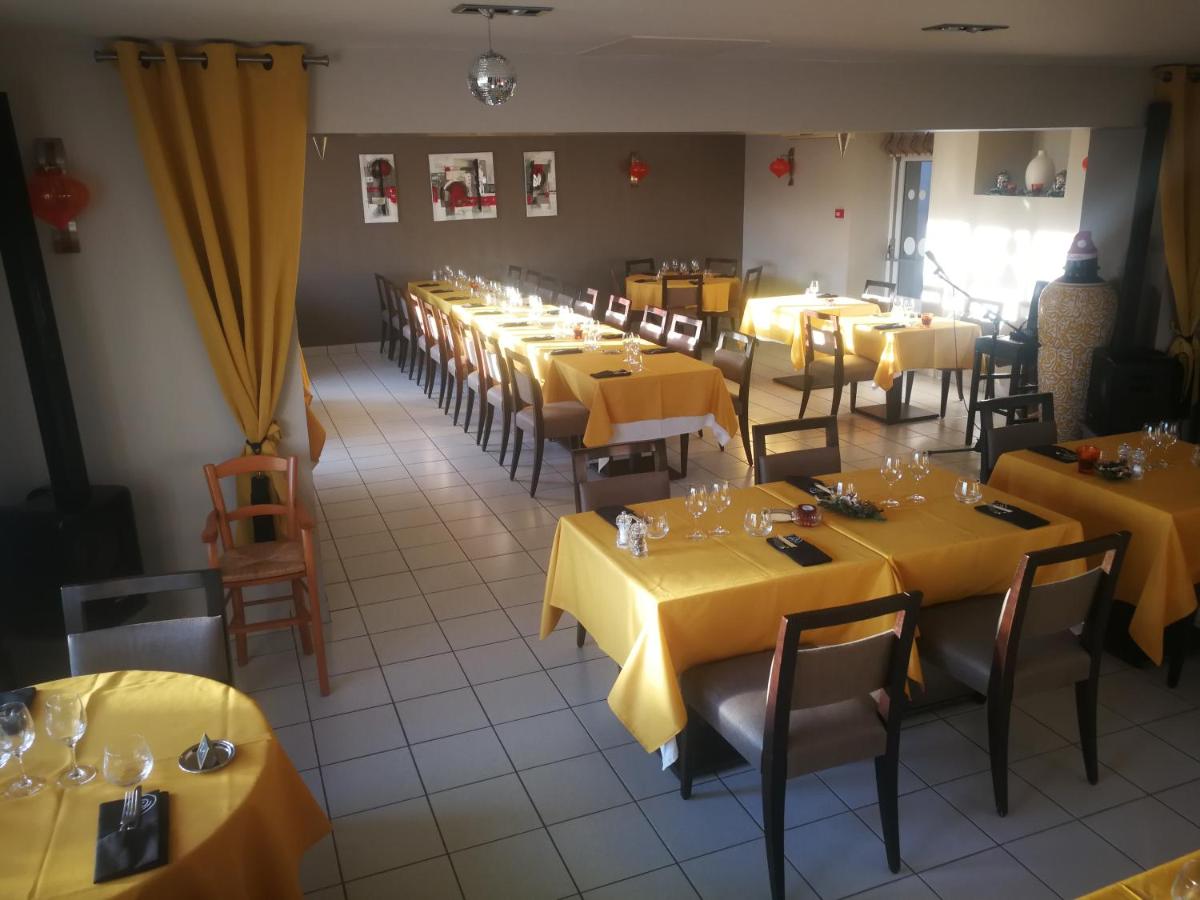 Restaurant ou autre lieu de restauration dans l'établissement Logis Hôtel Bellevue