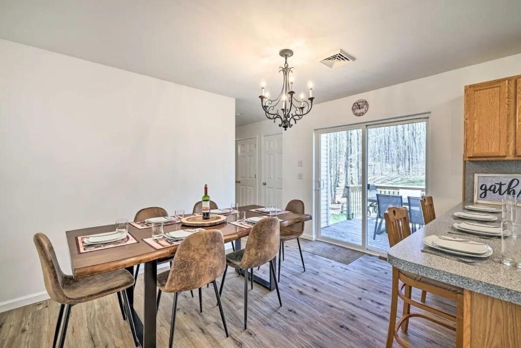 5 Bedrooms vacation house in Pocono Lake Resort - Housity