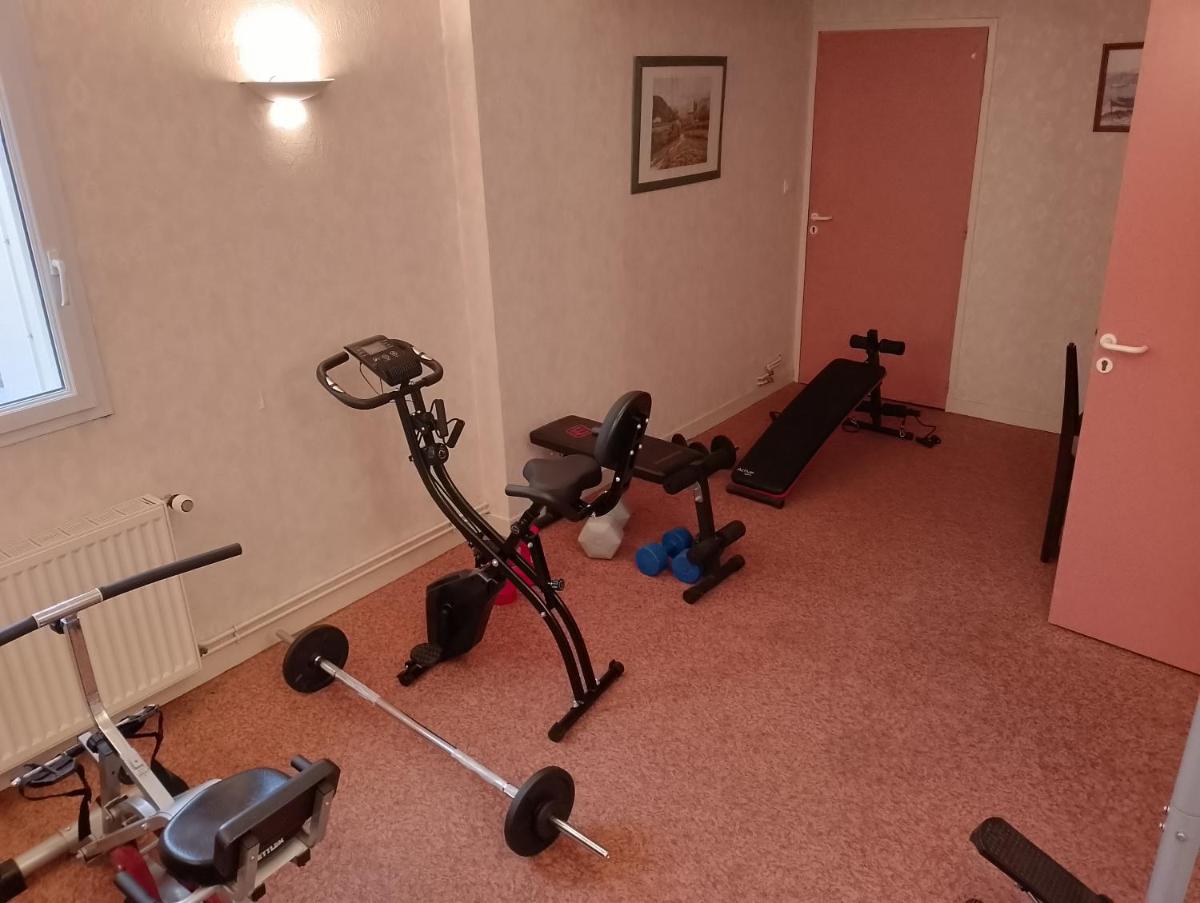 une pièce avec un équipement d'exercice dans l'établissement Logis Hôtel Bellevue, à Bessines-sur-Gartempe 28 autres photos