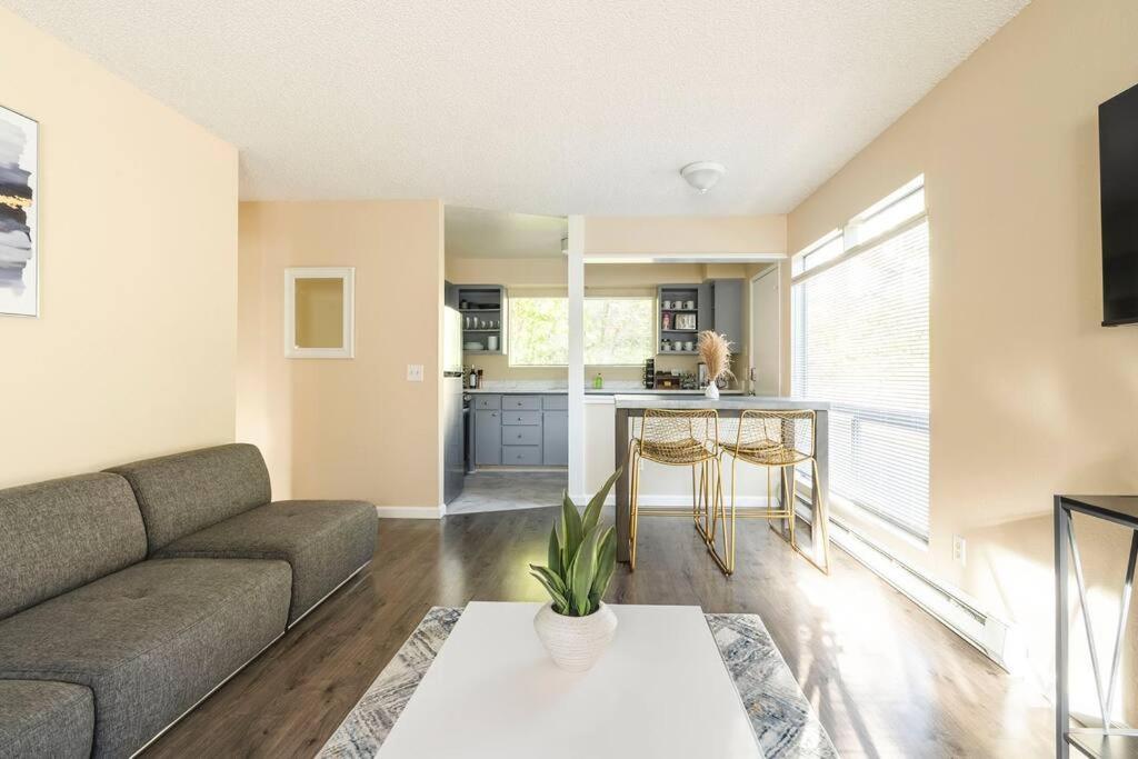 Walkable condo in heart of vibrant D/n Redmond - Housity