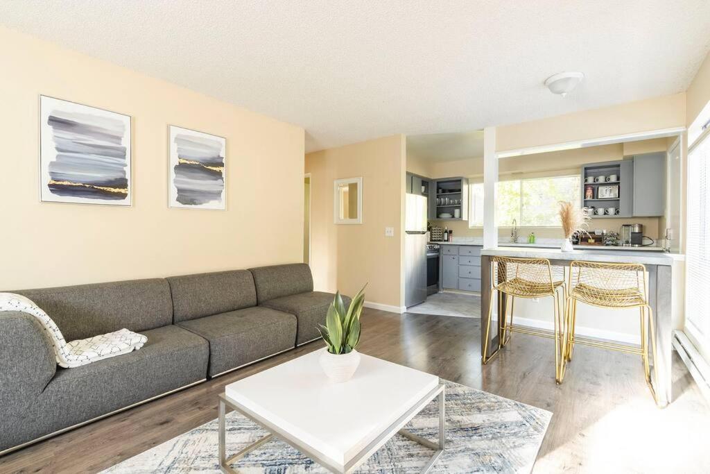 Walkable condo in heart of vibrant D/n Redmond - Housity