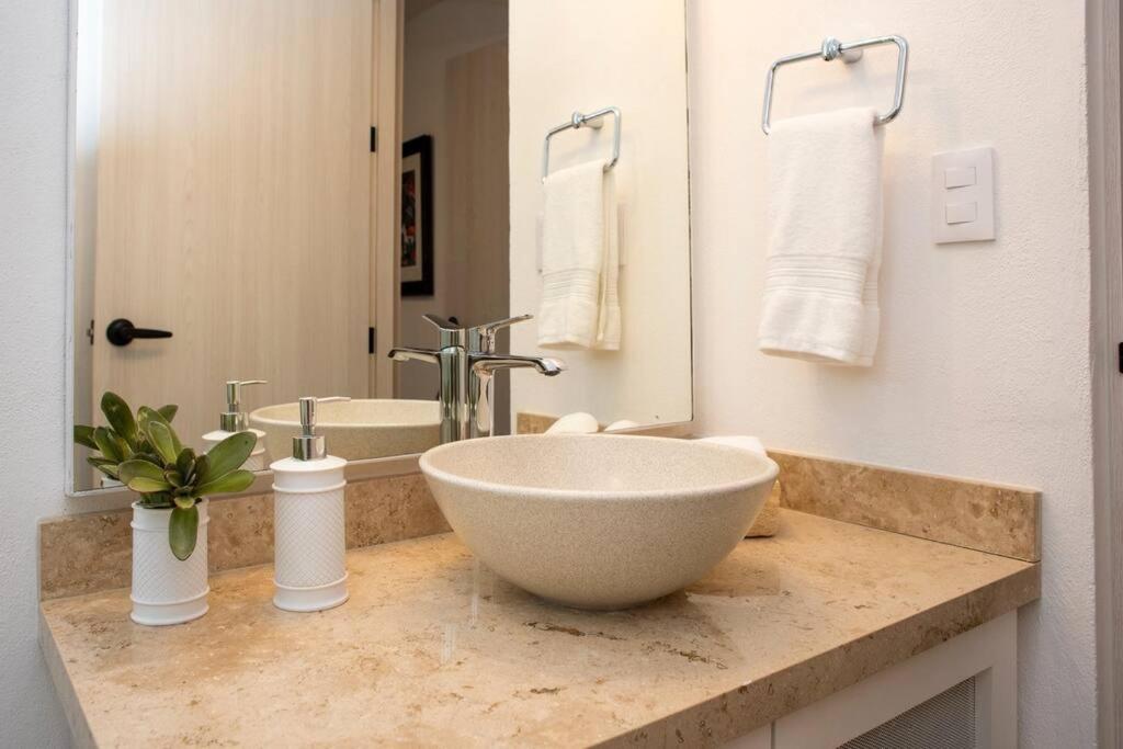 Designer Villa just minutes from City Center - Housity