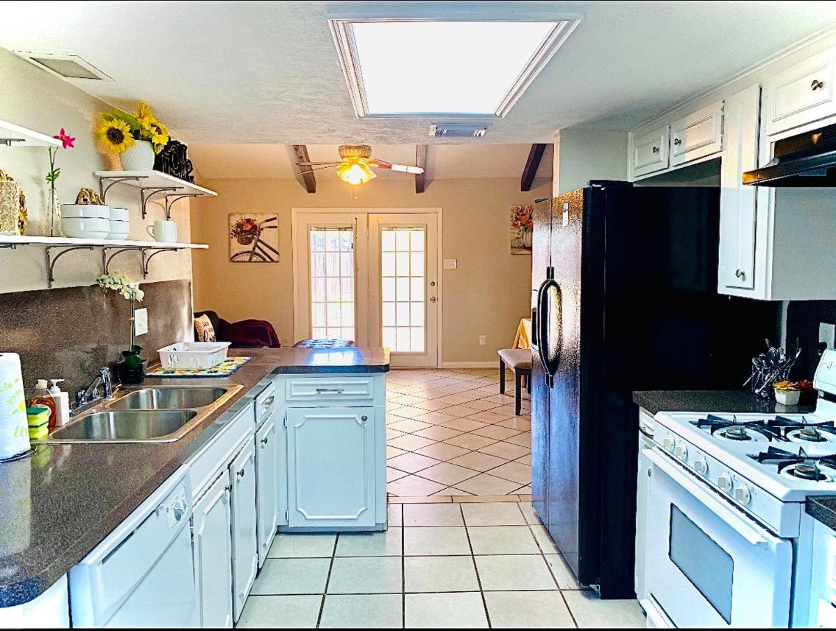 Luxury King Beds, Sparkling Pool, Sleeps up to 8 - Housity