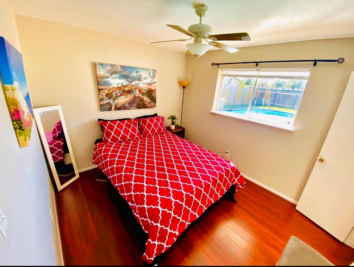 Luxury King Beds, Sparkling Pool, Sleeps up to 8 - Housity