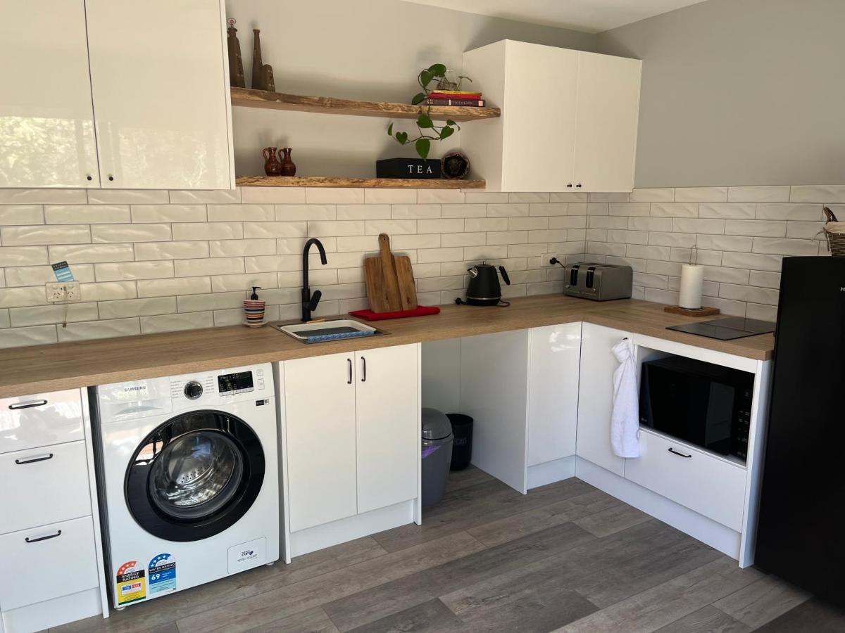 Stylish Guest Suite in Everton Hills - Housity