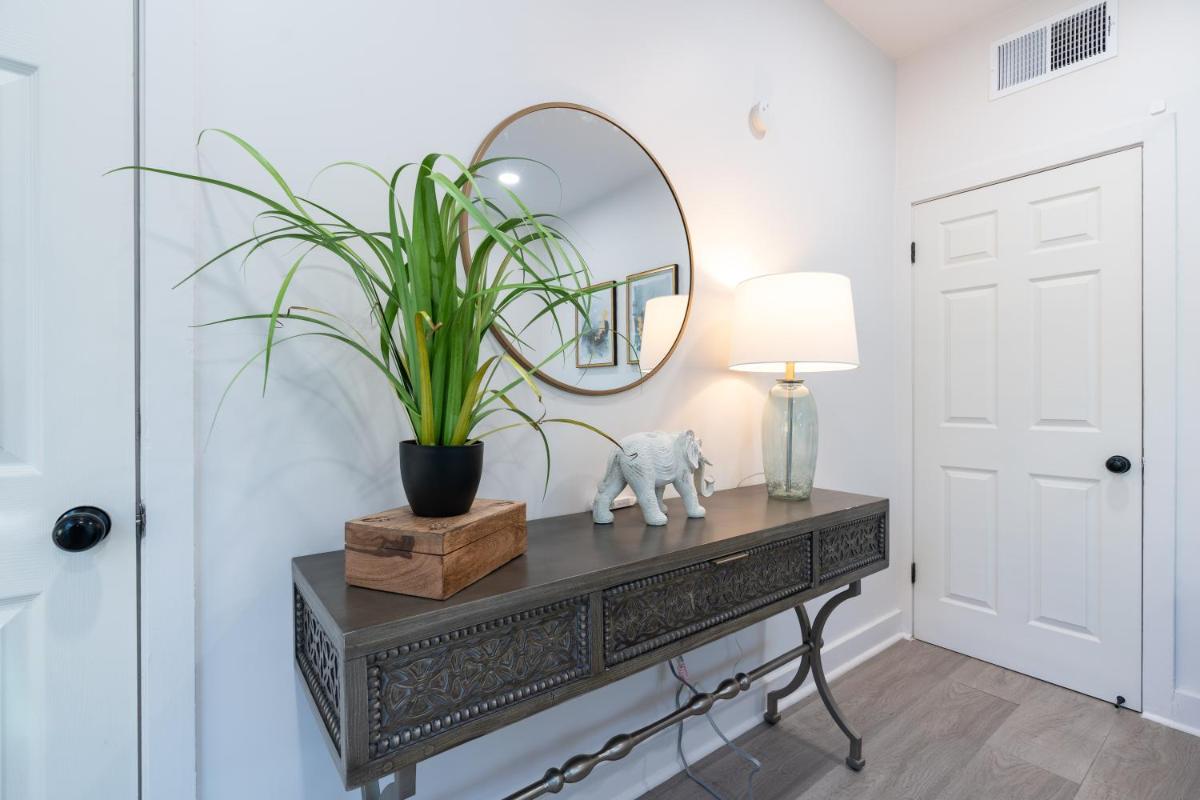 Fresh bungalow next to UArizona! - Housity