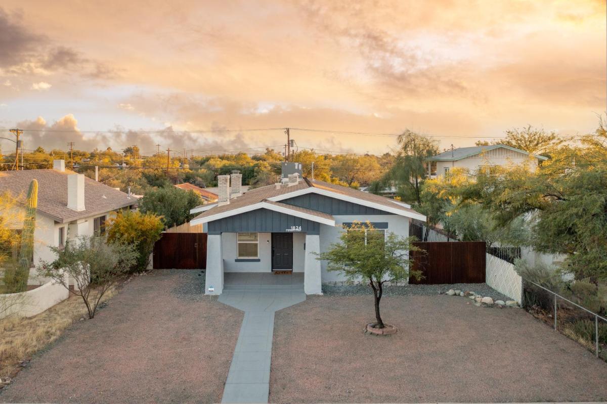 Fresh bungalow next to UArizona! - Housity