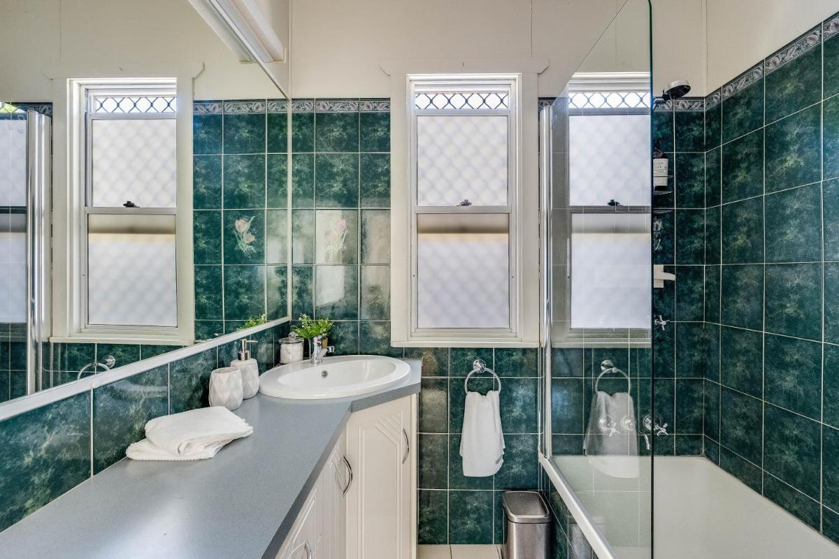 Cute & Cheerful! Close to CBD & Gorgeous Parkland! - Housity