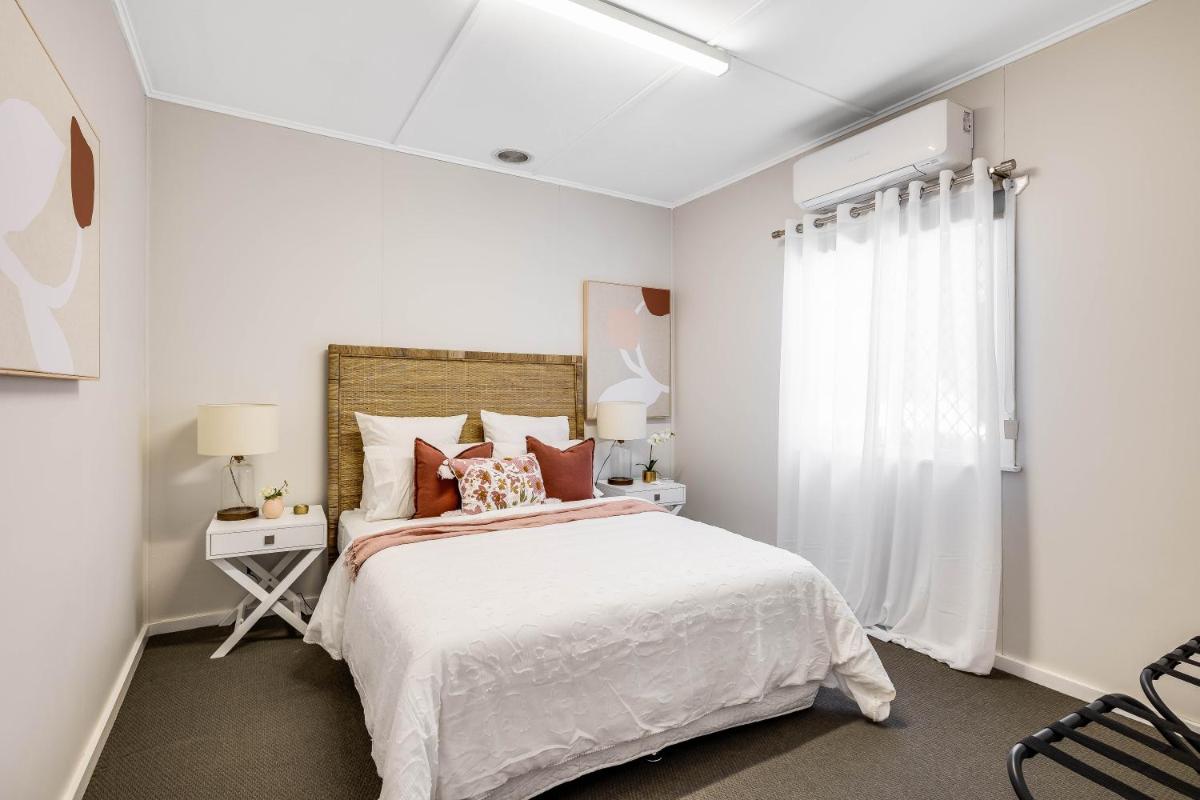 Cute & Cheerful! Close to CBD & Gorgeous Parkland! - Housity