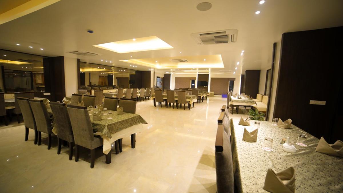 Dhamma Grand Hotel Resort - Housity
