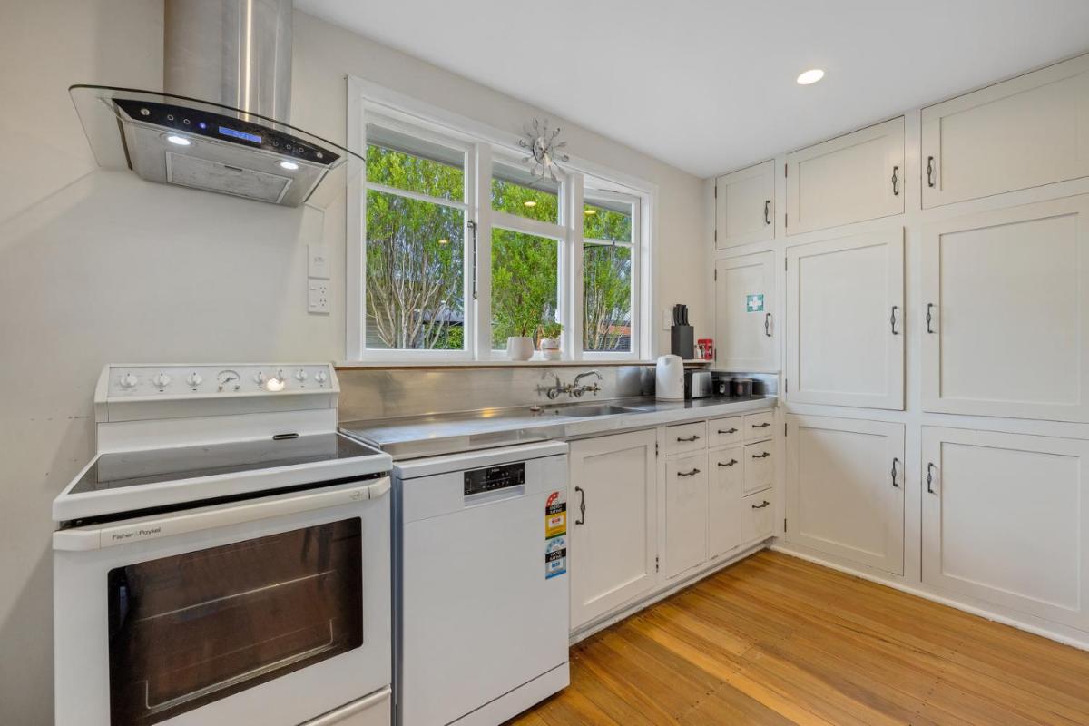 Suitetrails - Comfortable Character - Christchurch Holiday Home