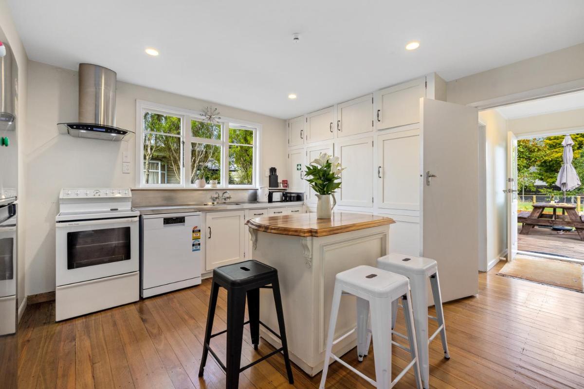 Suitetrails - Comfortable Character - Christchurch Holiday Home