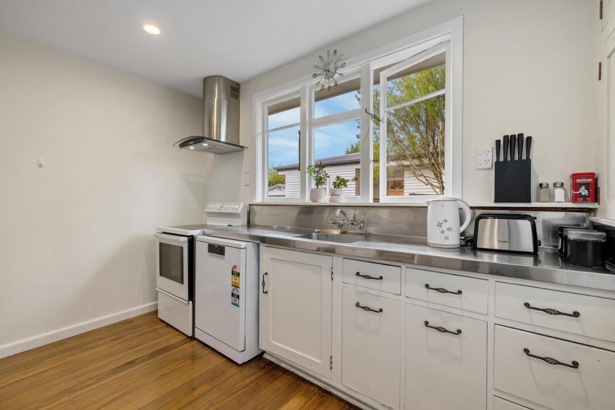 Suitetrails - Comfortable Character - Christchurch Holiday Home