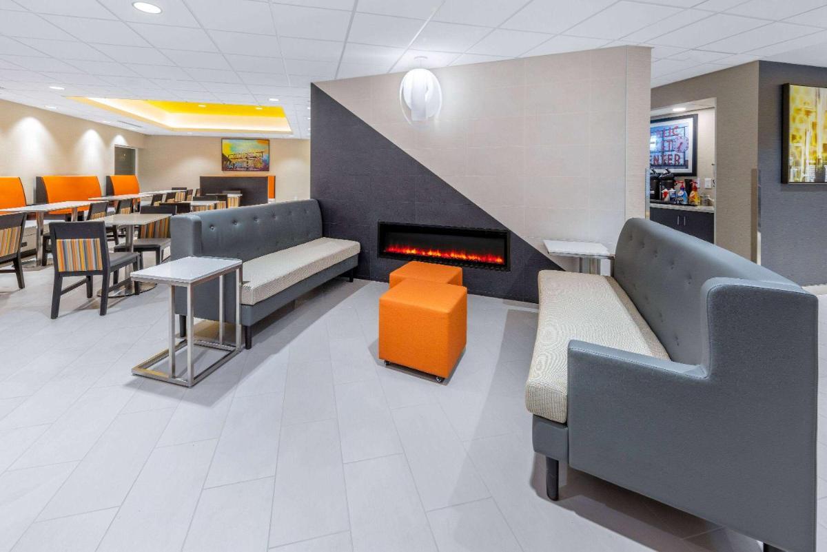 La Quinta Inn by Wyndham Lynnwood - Housity