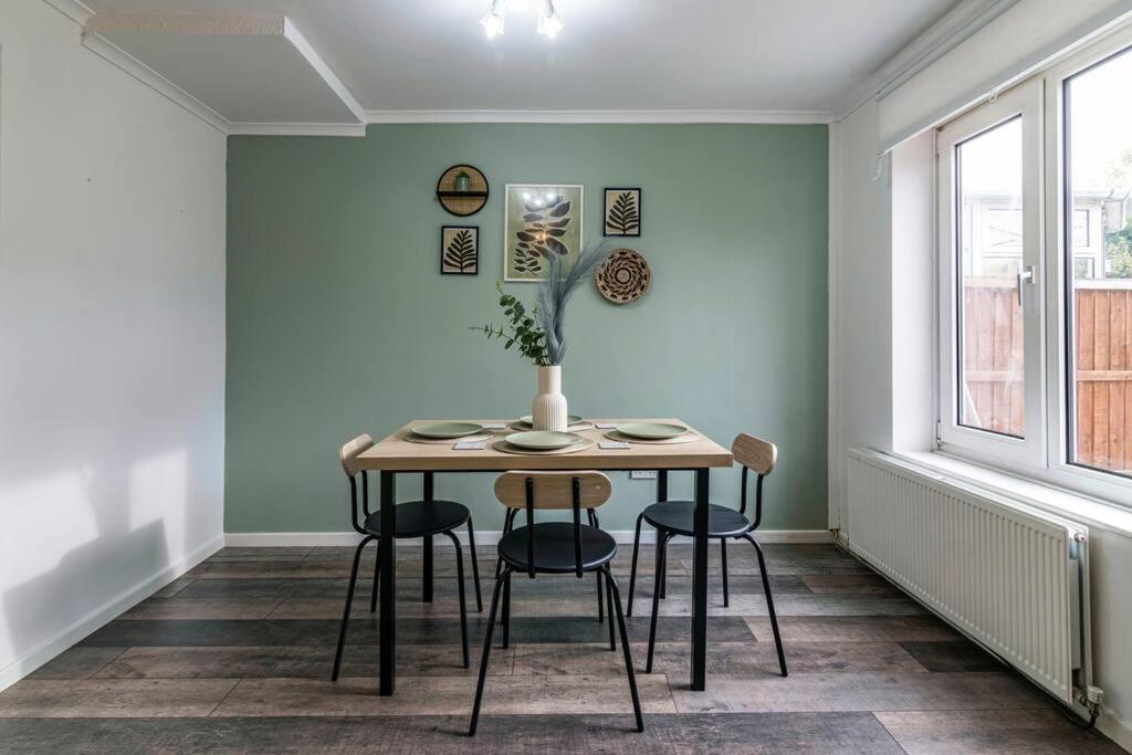 Oakwood House- 3 Miles from Derby City Centre - Housity