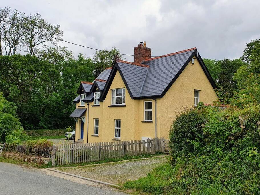 Peacock cottage- Two bedroom country cottage. - Housity