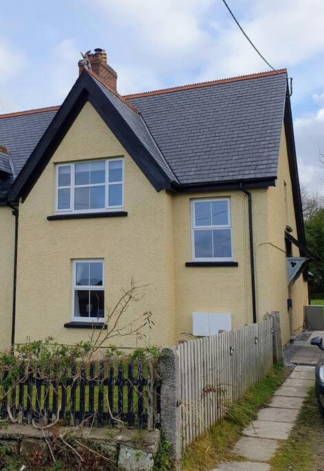 Peacock cottage- Two bedroom country cottage. - Housity