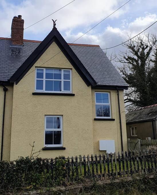 Peacock cottage- Two bedroom country cottage. - Housity