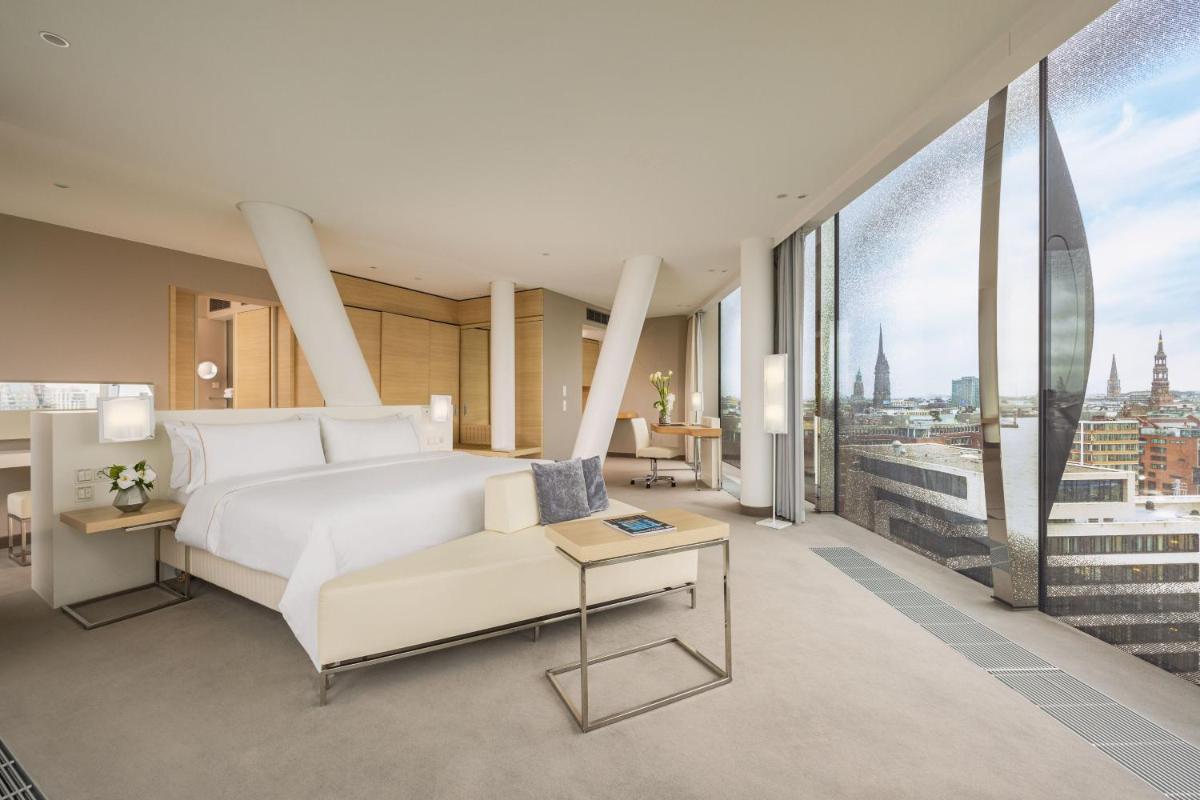Ein Bett oder Betten in einem Zimmer der Unterkunft The Westin Hamburg Elbphilharmonie Ein Bett oder Betten in einem Zimmer der Unterkunft The Westin Hamburg Elbphilharmonie