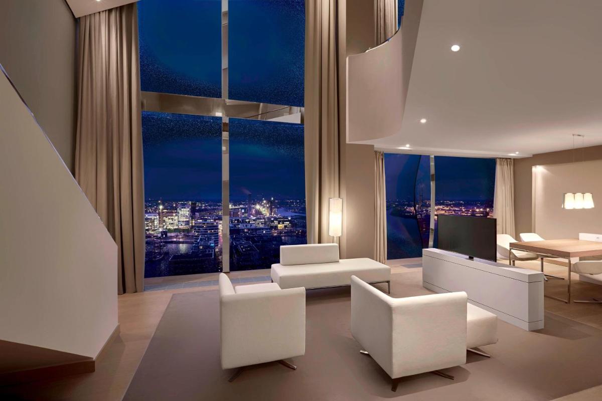 Ein Sitzbereich in der Unterkunft The Westin Hamburg Elbphilharmonie Ein Sitzbereich in der Unterkunft The Westin Hamburg Elbphilharmonie