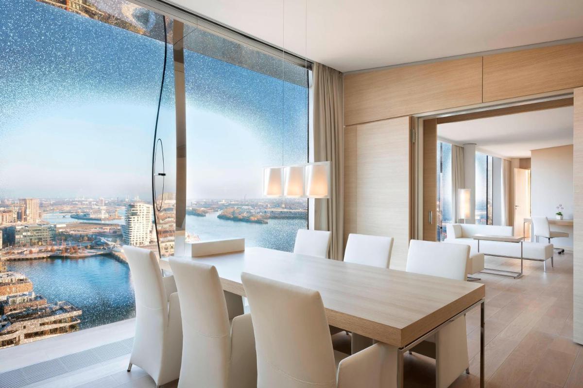 Ein Sitzbereich in der Unterkunft The Westin Hamburg Elbphilharmonie Ein Sitzbereich in der Unterkunft The Westin Hamburg Elbphilharmonie