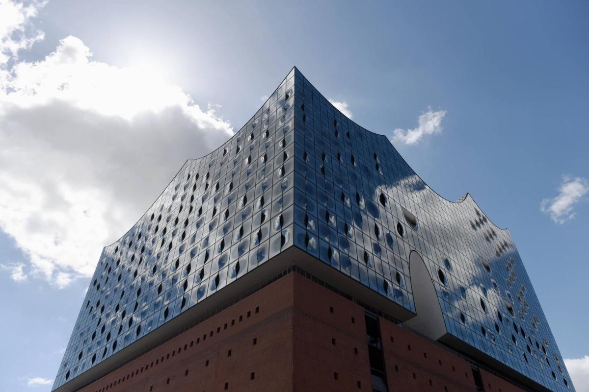 ein hohes blaues Gebäude mit dem Himmel im Hintergrund in der Unterkunft The Westin Hamburg Elbphilharmonie in Hamburg ein hohes blaues Gebäude mit dem Himmel im Hintergrund in der Unterkunft The Westin Hamburg Elbphilharmonie in Hamburg
