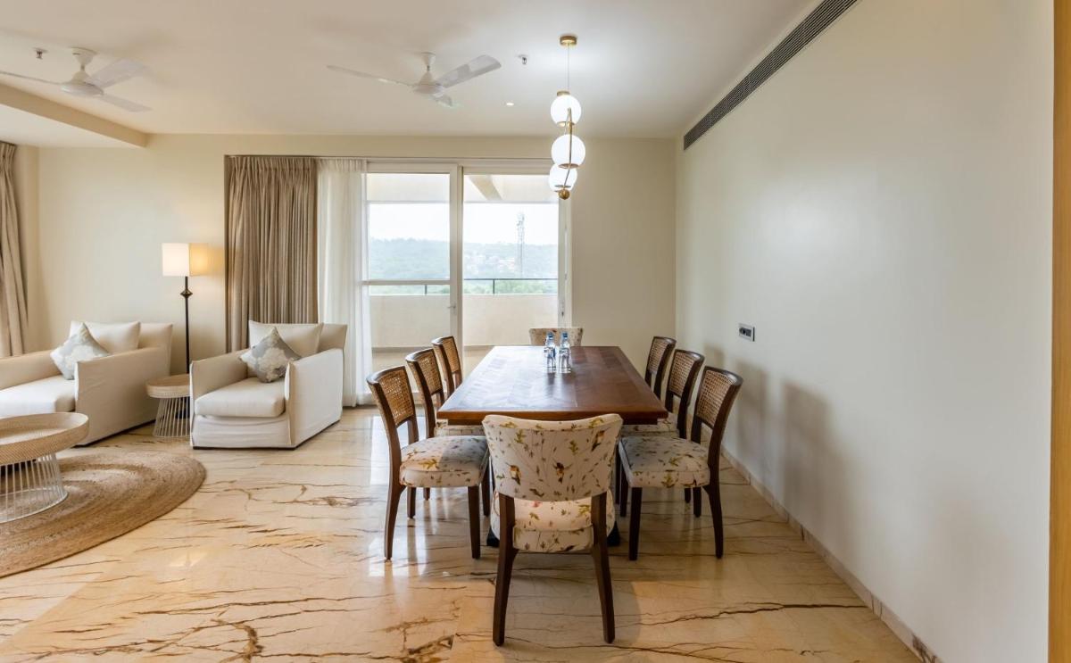 a dining room with a table and chairs at Holiday Inn Goa Candolim in Candolim a dining room with a table and chairs at Holiday Inn Goa Candolim in Candolim
