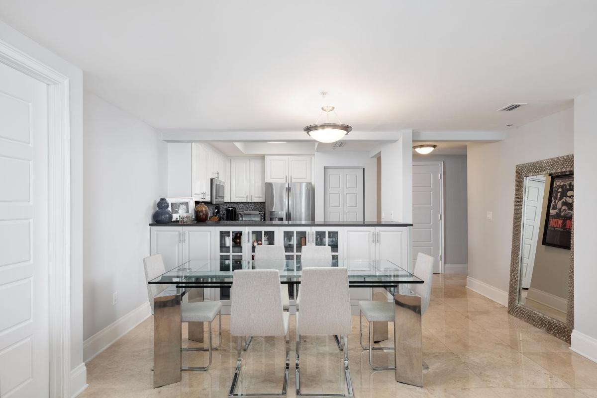 Ritz Carlton Coconut Grove Luxury 2 BR Apt apts - Housity
