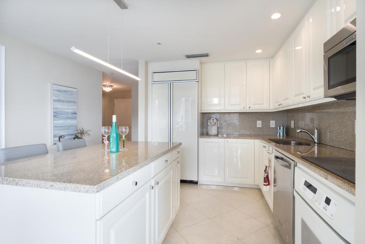 Ritz Carlton Coconut Grove Waterview 2 BR Apt apts - Housity