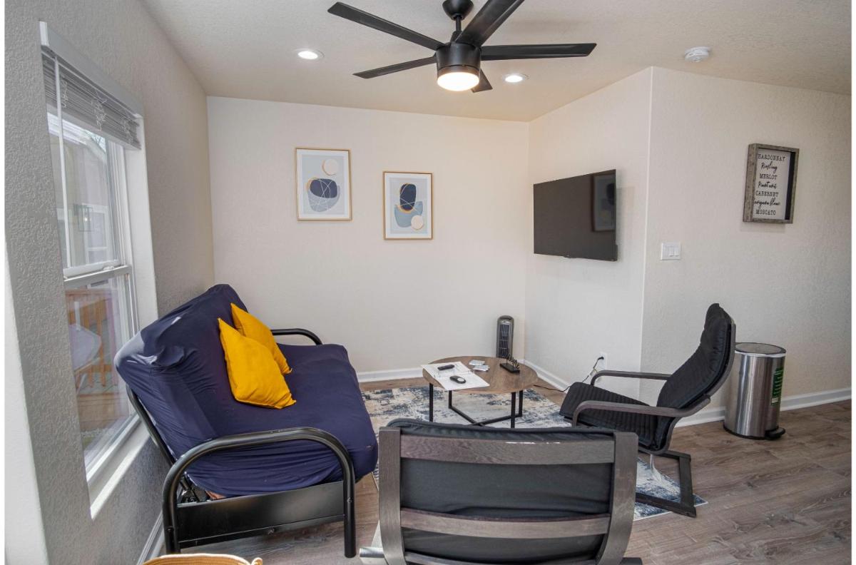 Adorable 2BR Guesthouse Close to Riverwalk and DT - Housity