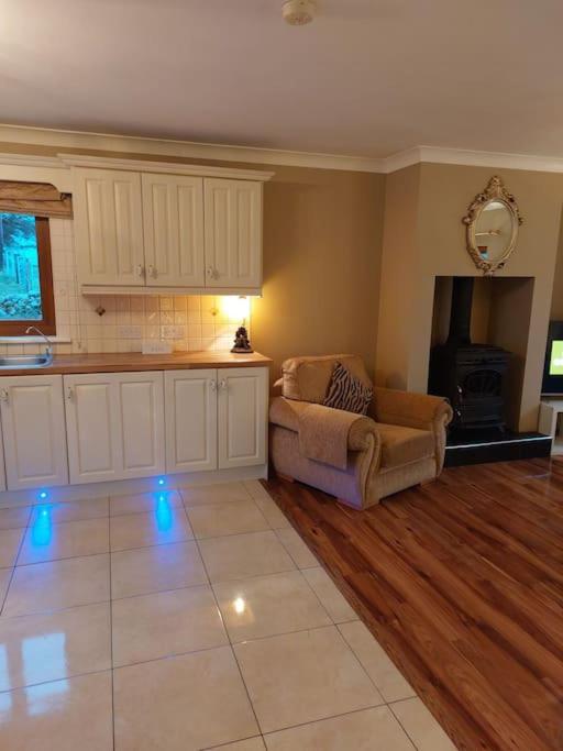 Luxurious Log Cabin with lay-z spa hot tub - Hizvo