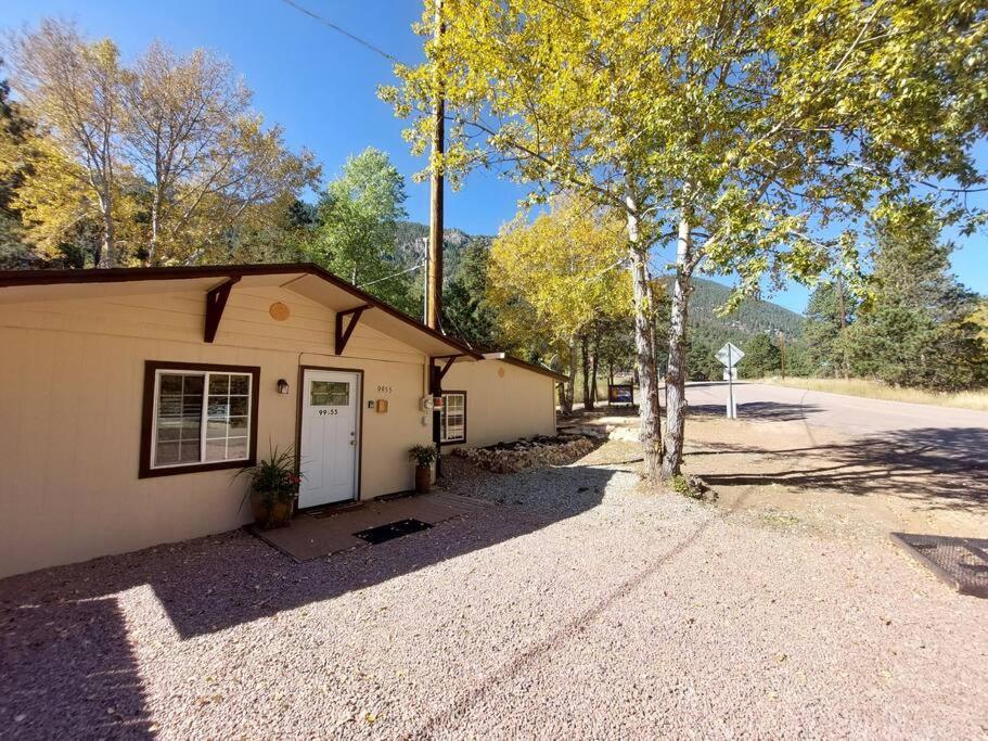 The Mountains are calling at Rock Creek Haven! Walking distance to Green Mountain Falls! - Housity