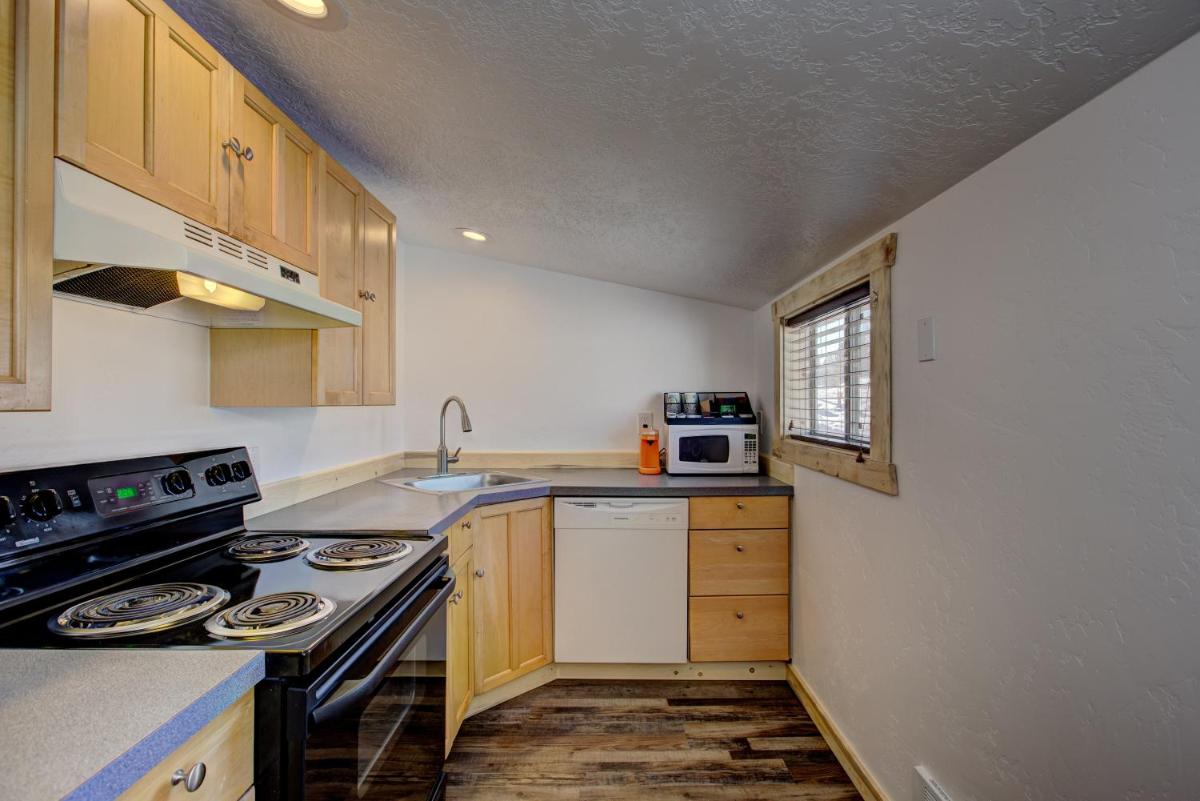 Alpine Lodge Hotel - Housity
