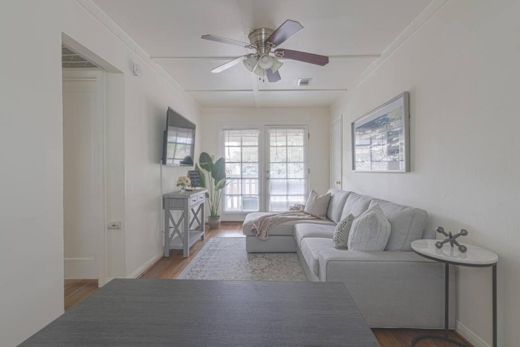 Stylish Stay w Texas Flair Apt Close to Med Ctr NRG Downtown - Housity
