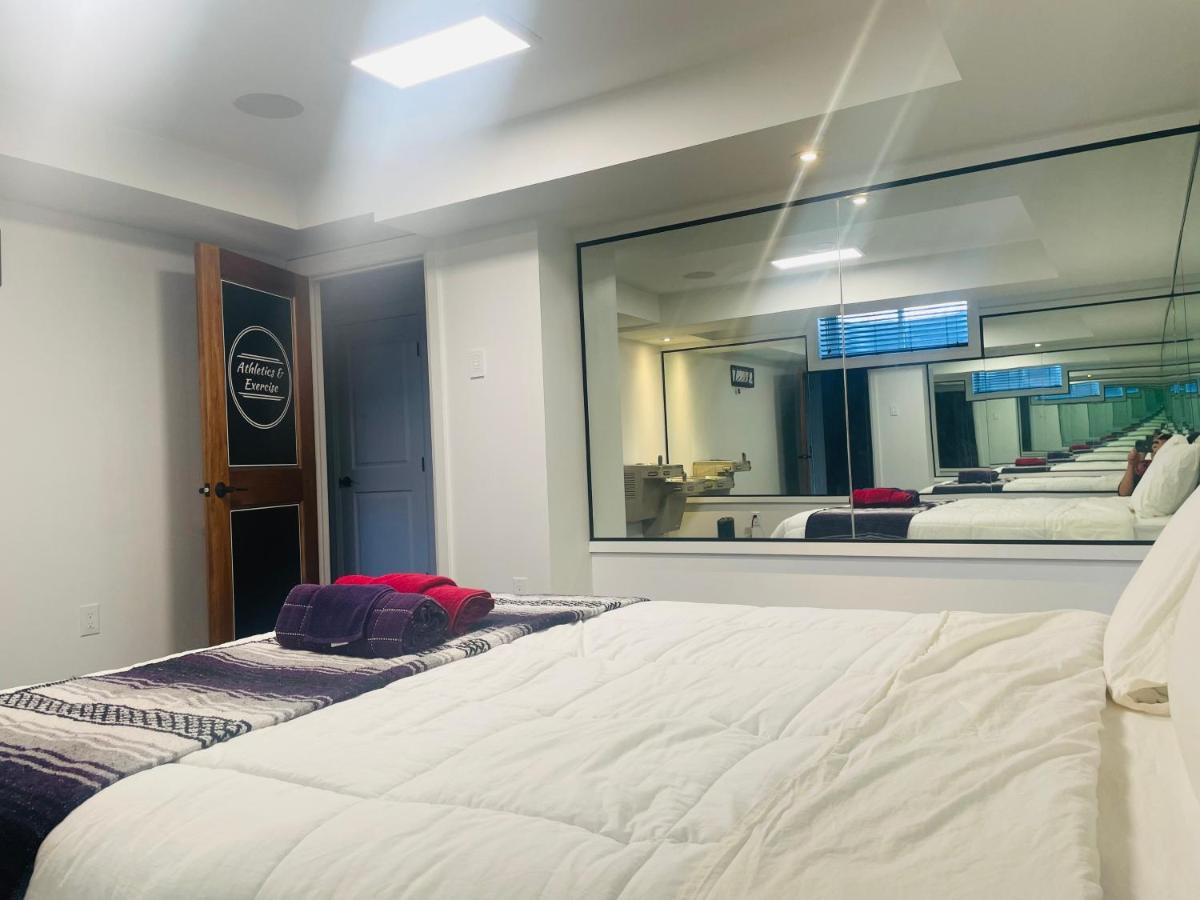 Deluxe Mirror King Room Near The Horseshoe Fall - Housity