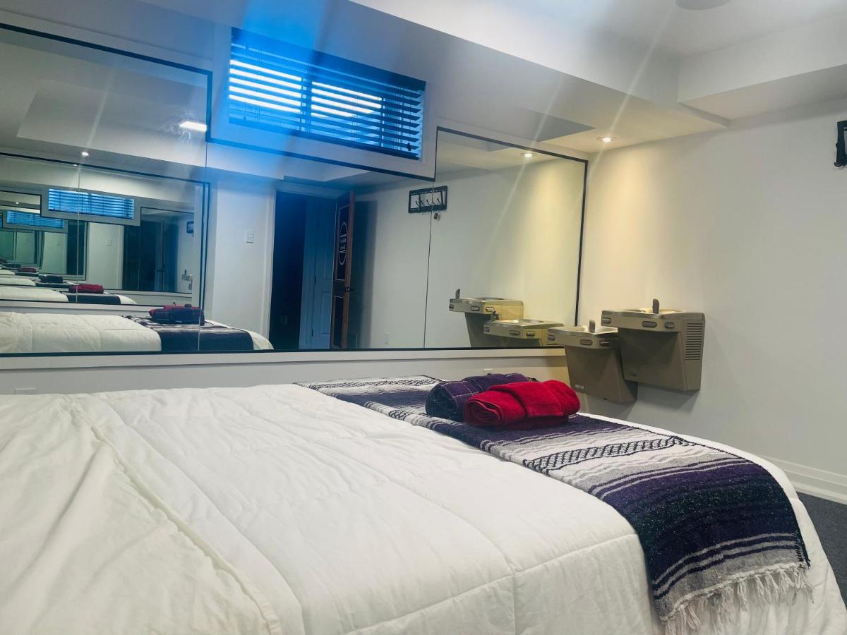Deluxe Mirror King Room Near The Horseshoe Fall - Housity
