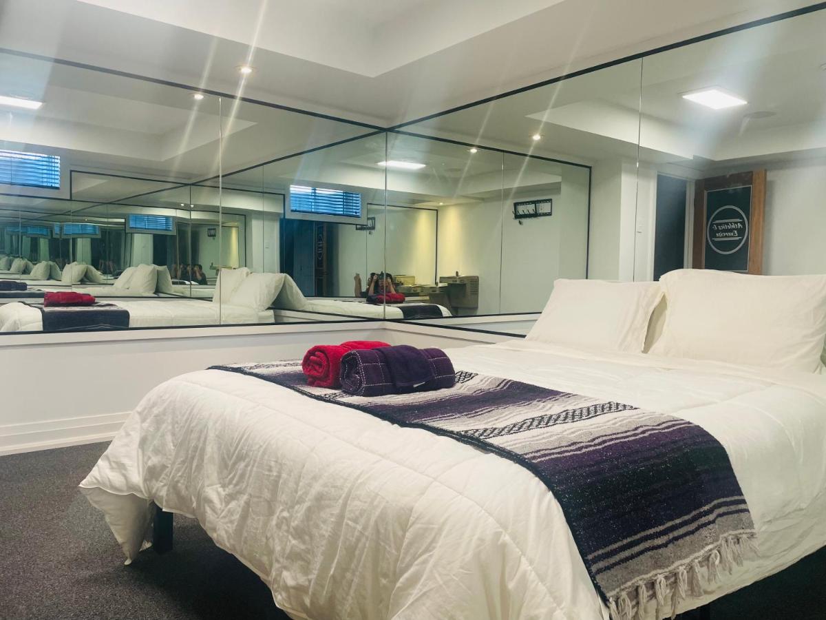 Deluxe Mirror King Room Near The Horseshoe Fall - Housity