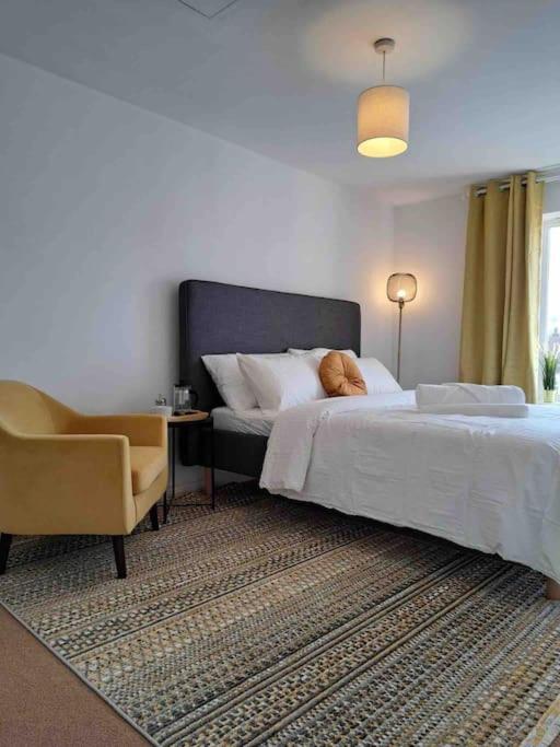 Luxury 4 Large Bedrooms West Thurrock Grays 3 bathrooms 1 en suite Netflix Free Parking - Housity