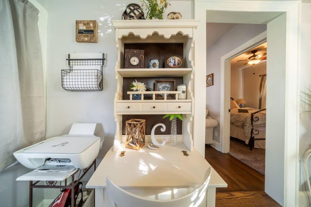 Romantic West Side Cottage - Housity