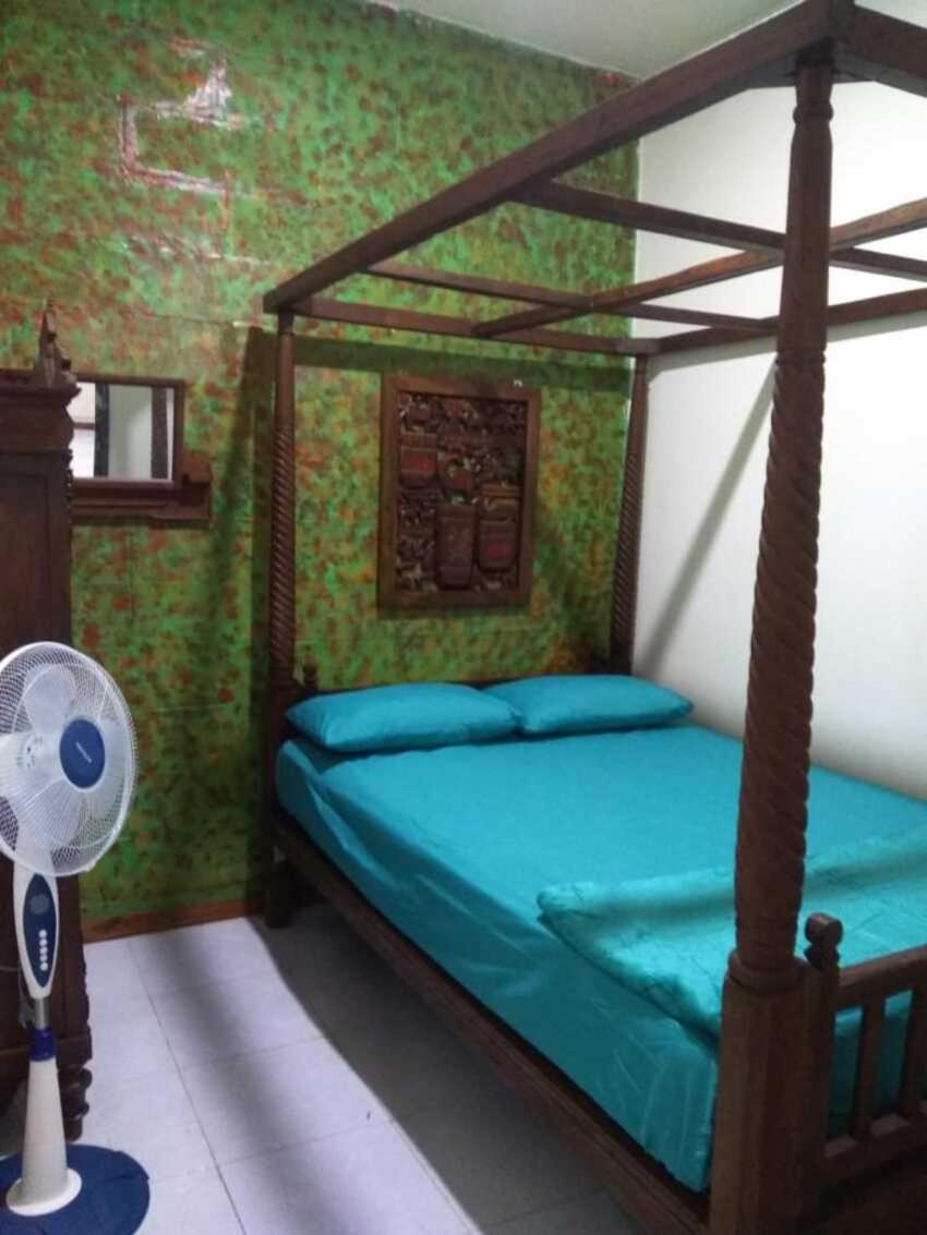 8 Up House - Housity