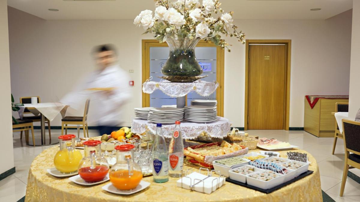 Garden Hotel - Housity