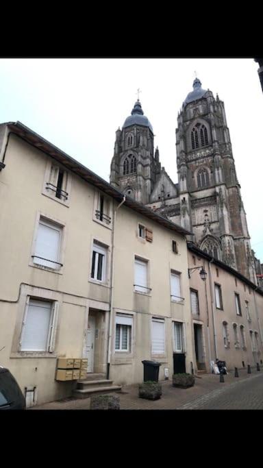 F2 au pied de la Basilique - Housity